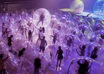 Flaming Lips faz show com público e músicos em bolhas infláveis